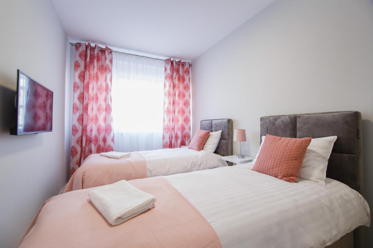 Retreat To A Stylish Home At West Residence Oradea Exterior foto