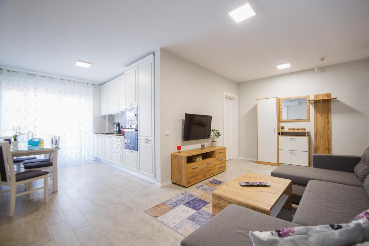 Retreat To A Stylish Home At West Residence Oradea Exterior foto